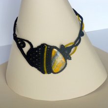 Collar de micromacramé negro/amarillo con una piedra natural, jaspe 